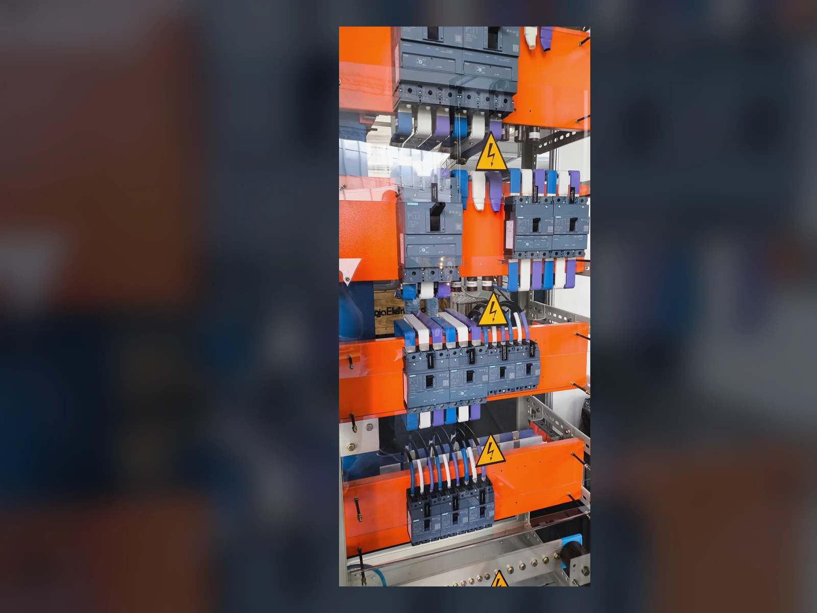 QGBT industrial com barramentos e disjuntores de potência