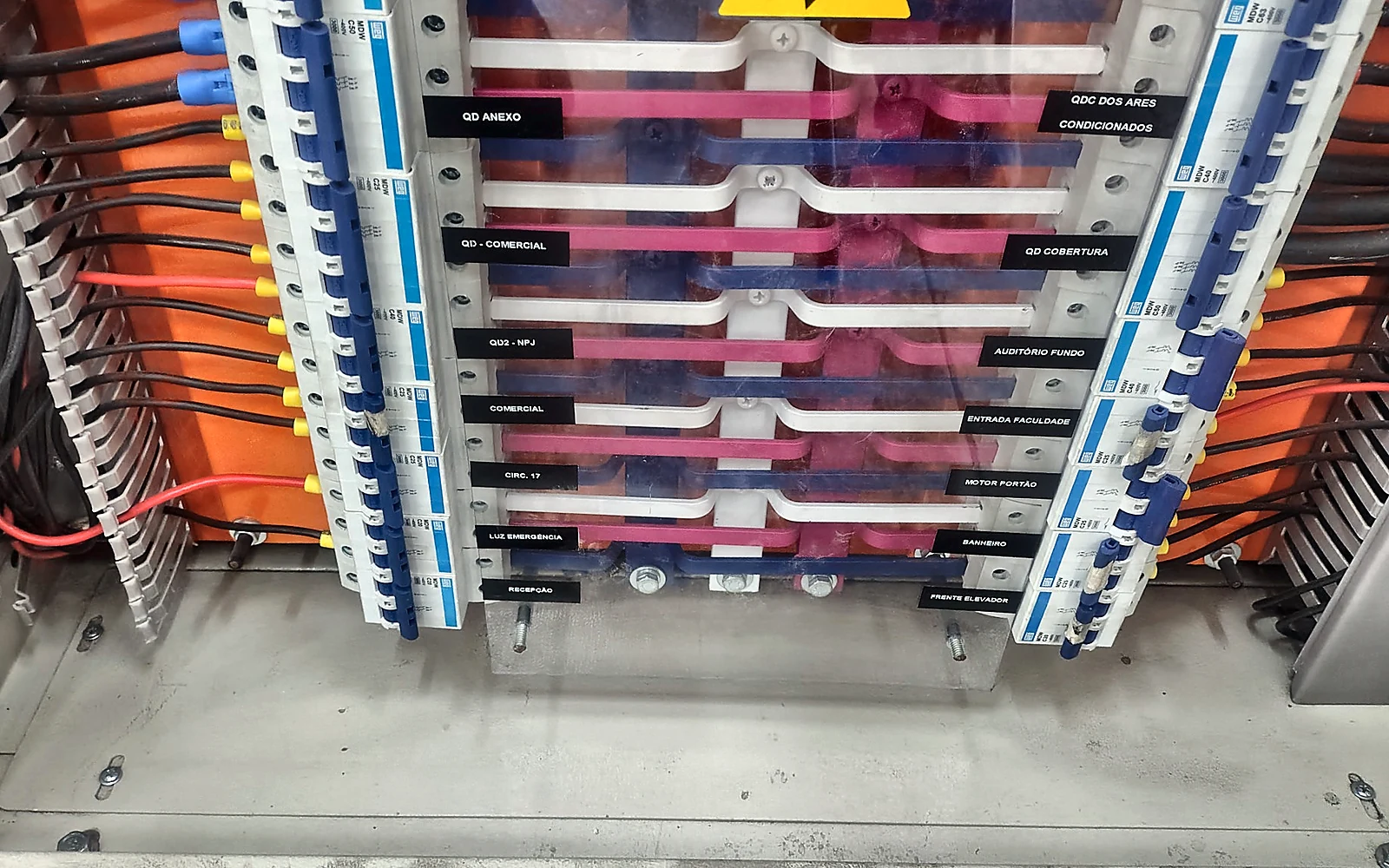 Distribuição elétrica e circuitos identificados