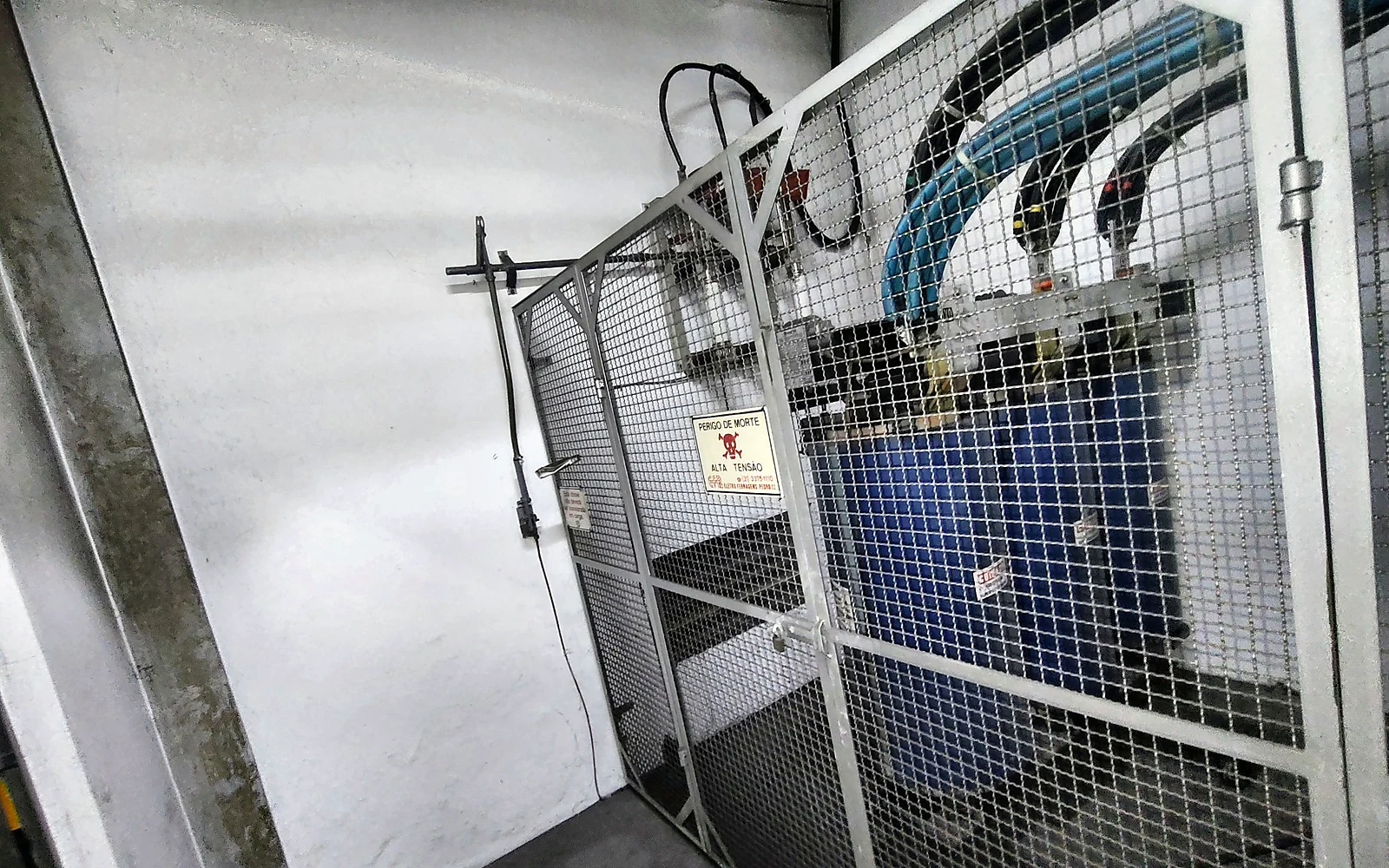 Subestação elétrica com transformador protegido