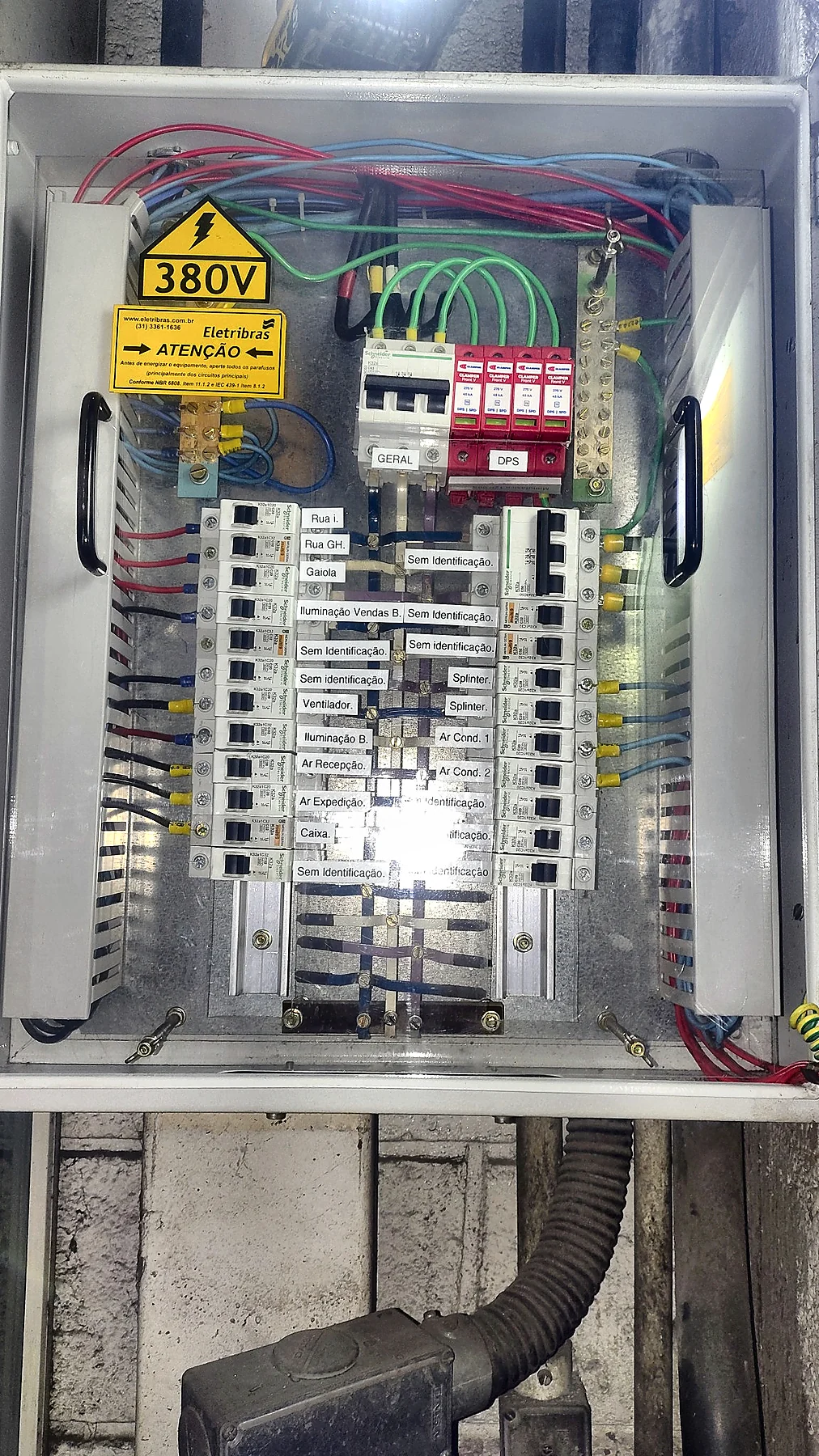 Circuitos identificados em quadro elétrico