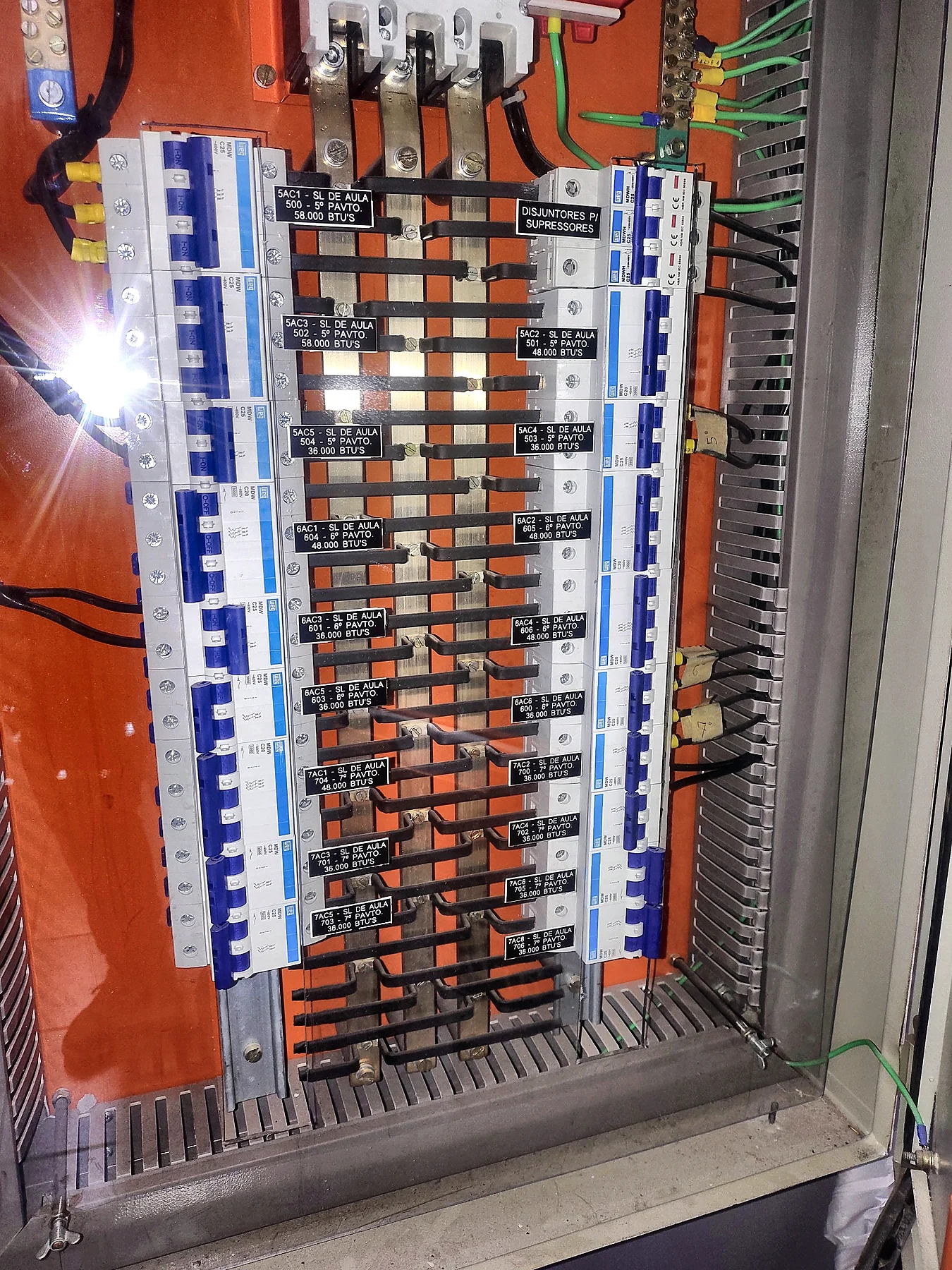 Quadro de ar-condicionado identificado