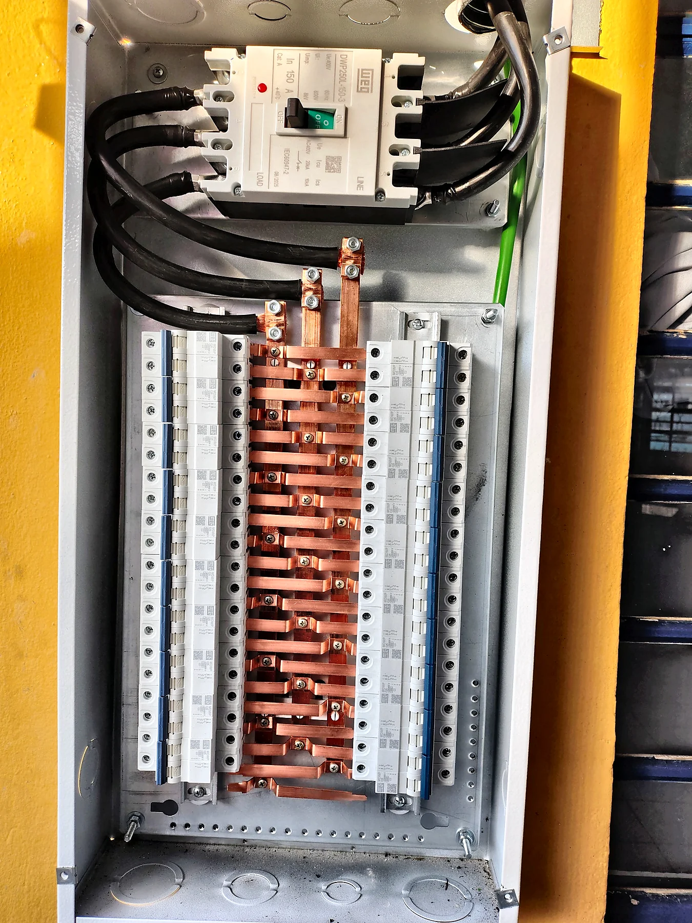 Quadro elétrico com barramento de cobre