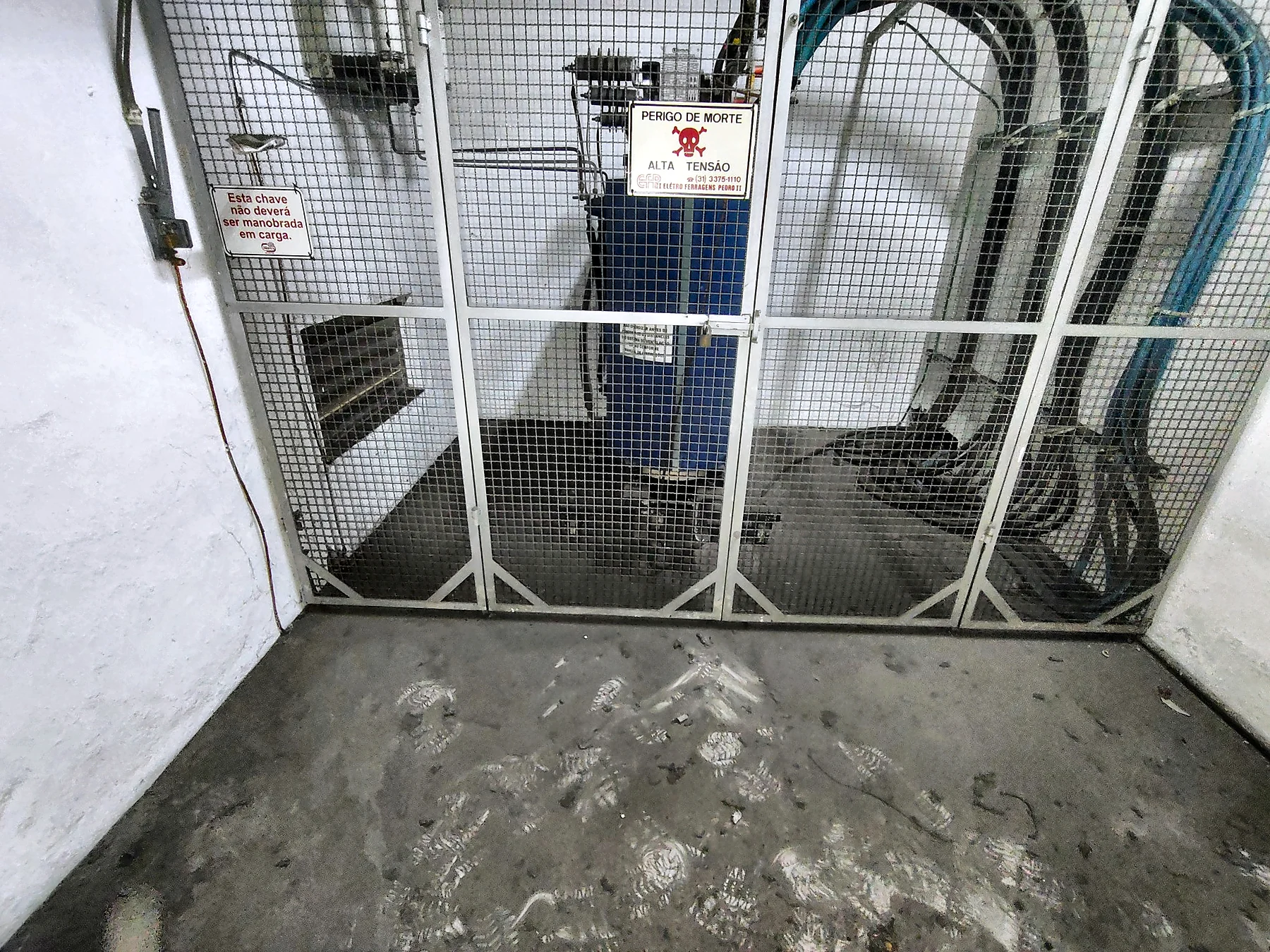 Vista frontal de transformador em subestação